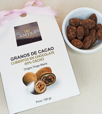 Granos de cacao cubiertos en chocolate