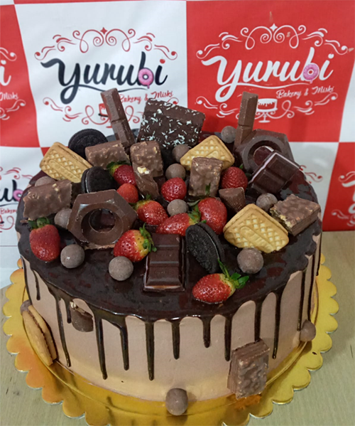 torta de 1 kilo con chocolates y frutas de temporada